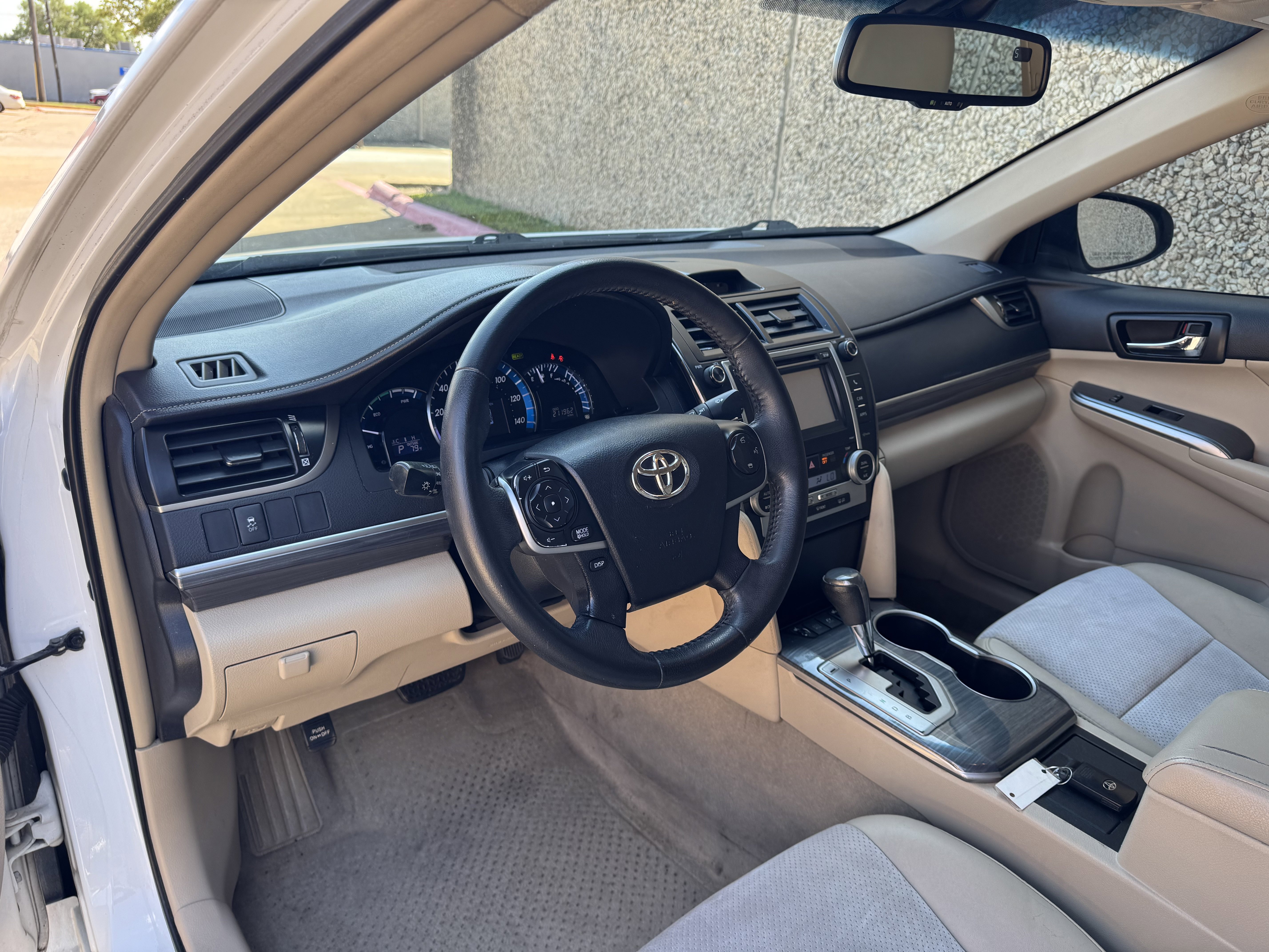 Used 2012 Toyota Camry XLE w/ Leather Pkg image 12