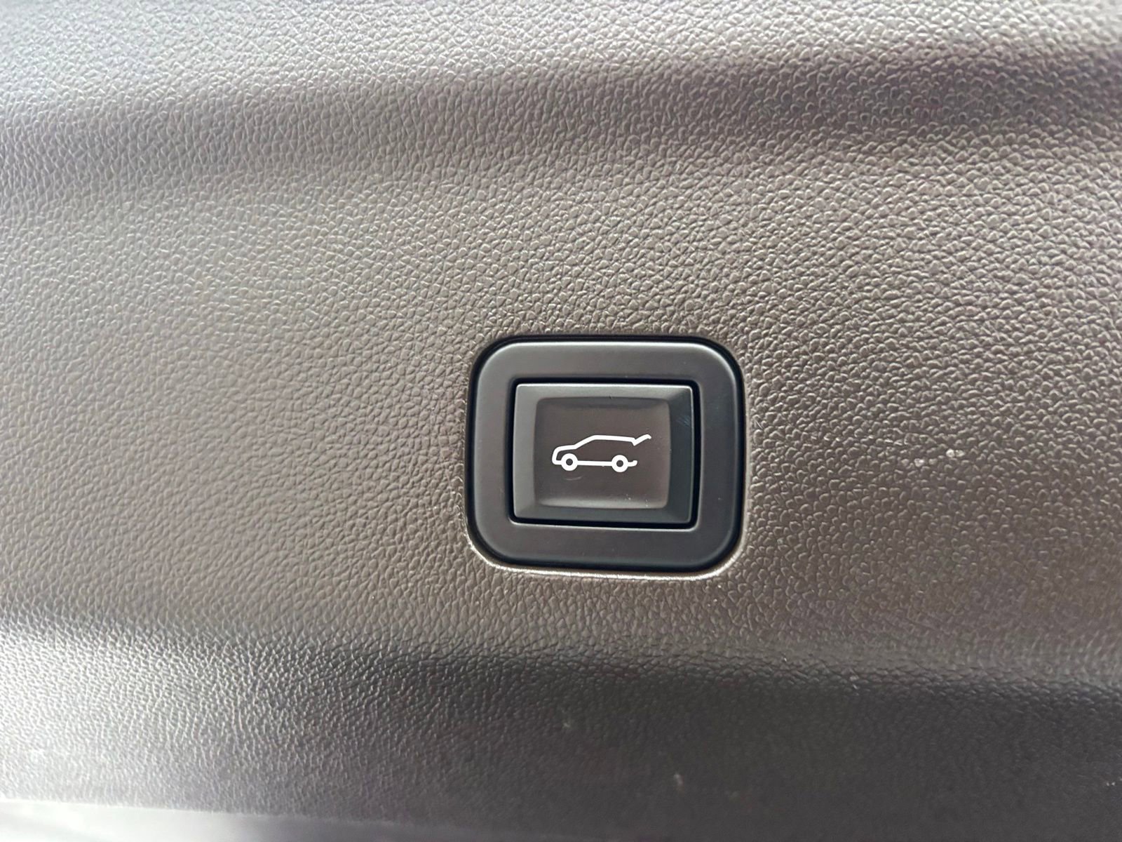Used 2024 Chevrolet Suburban LT RWD image 18