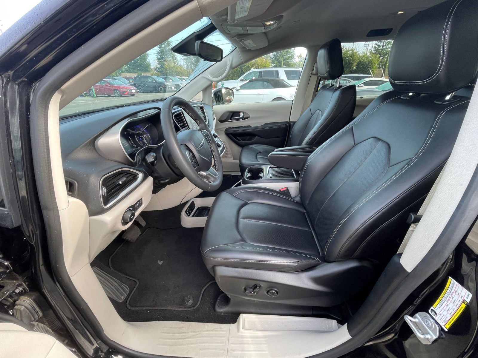 Used 2024 Chrysler Pacifica Touring-L image 29