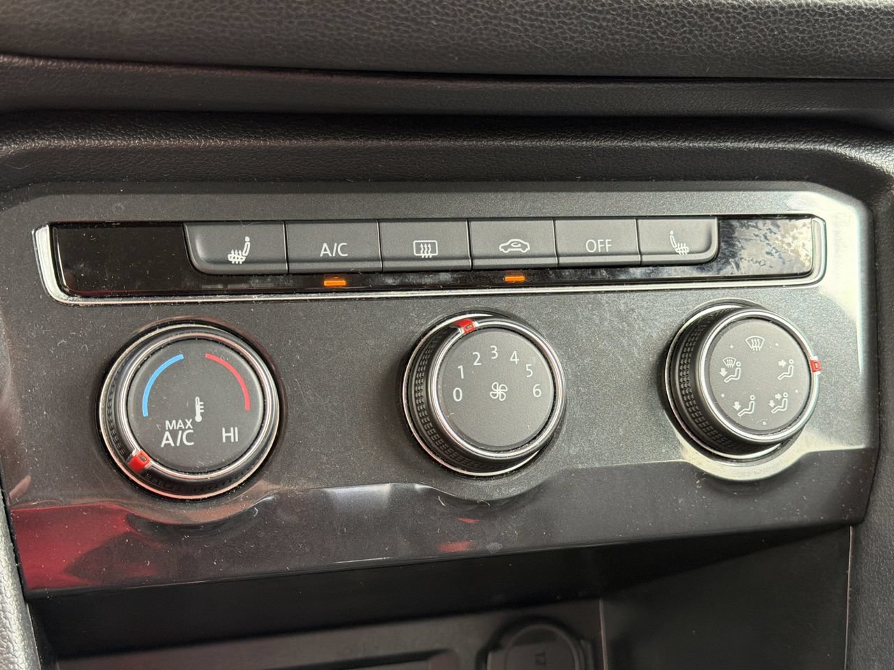 Used 2024 Volkswagen Tiguan SE FWD image 5