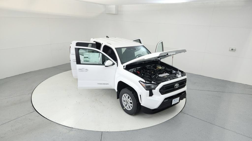 Certified 2024 Toyota Tacoma SR5 AWD/4WD image 17
