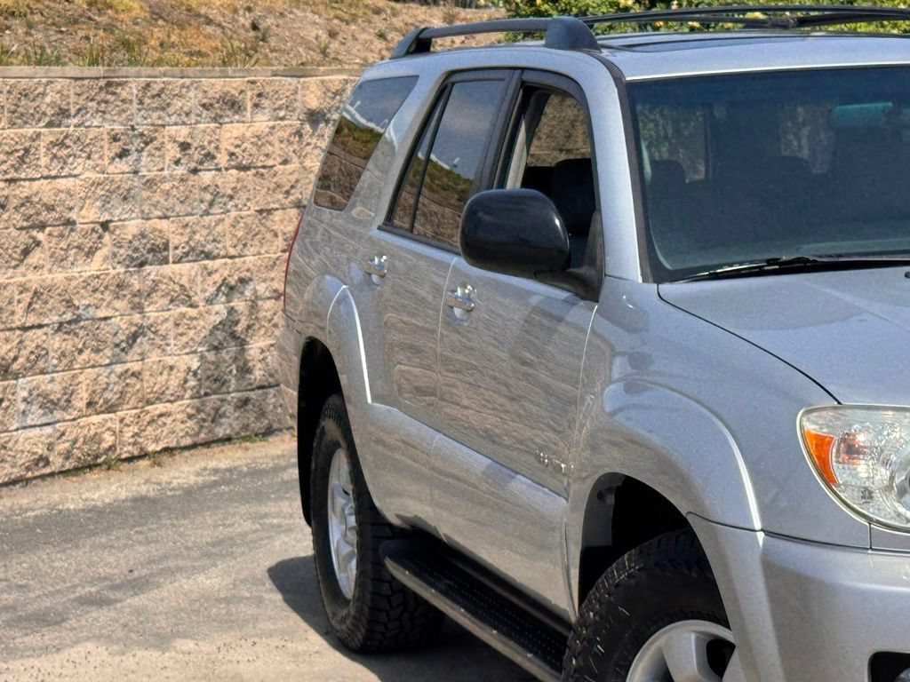 Used 2007 Toyota 4Runner SR5 AWD/4WD image 5