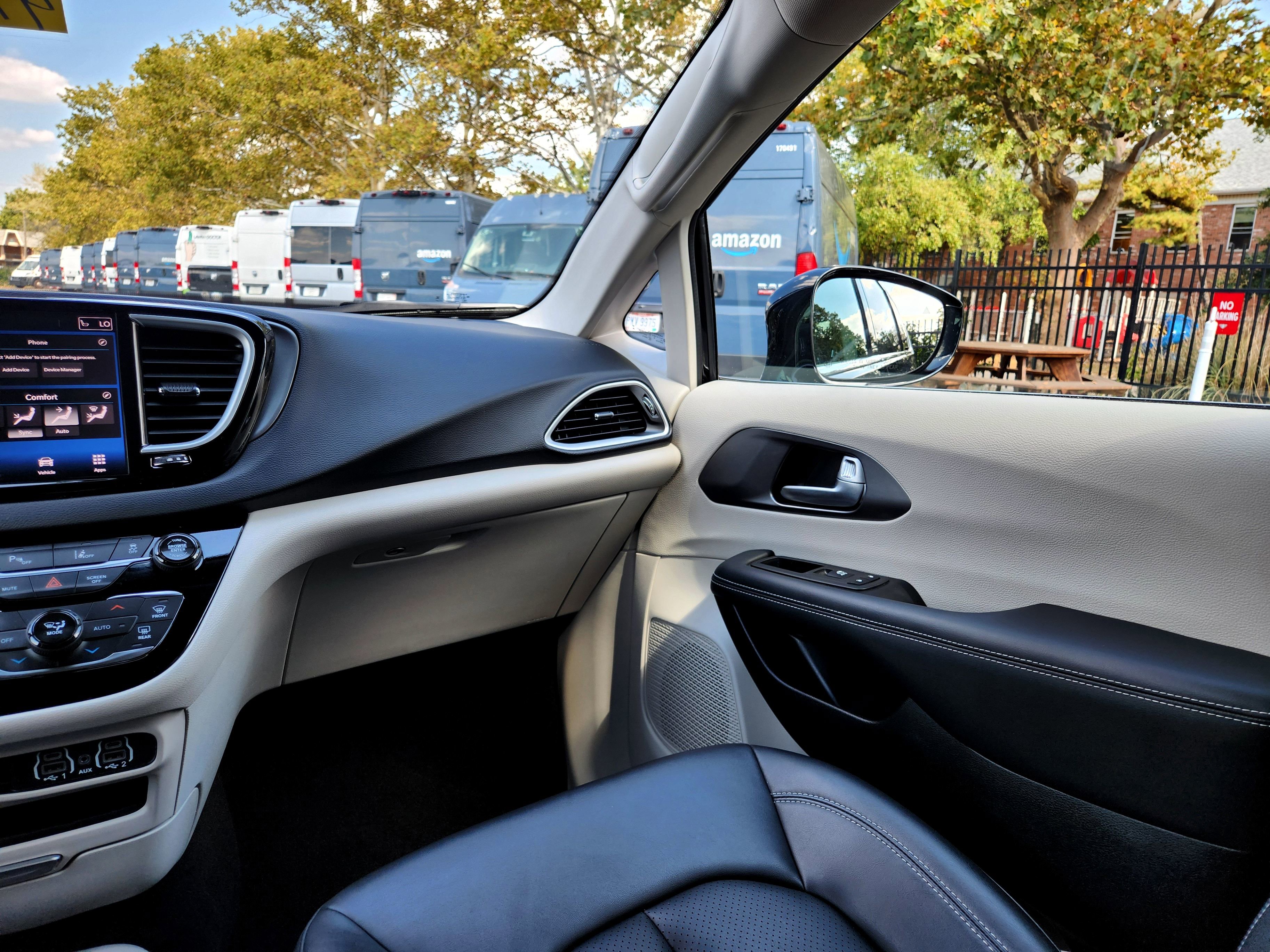 Used 2024 Chrysler Pacifica Touring-L image 28