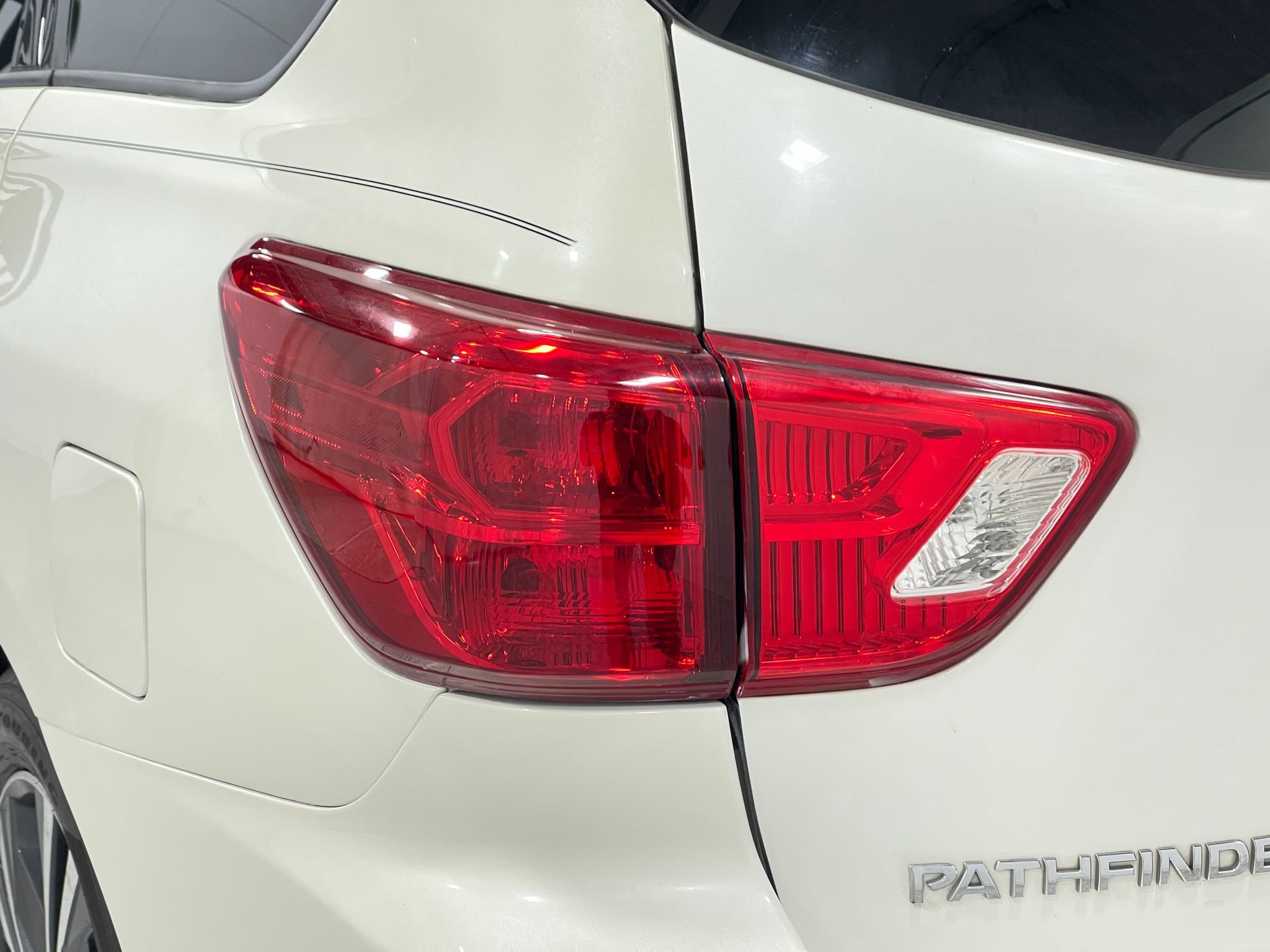 Used 2019 Nissan Pathfinder Platinum w/ Cargo Package image 36