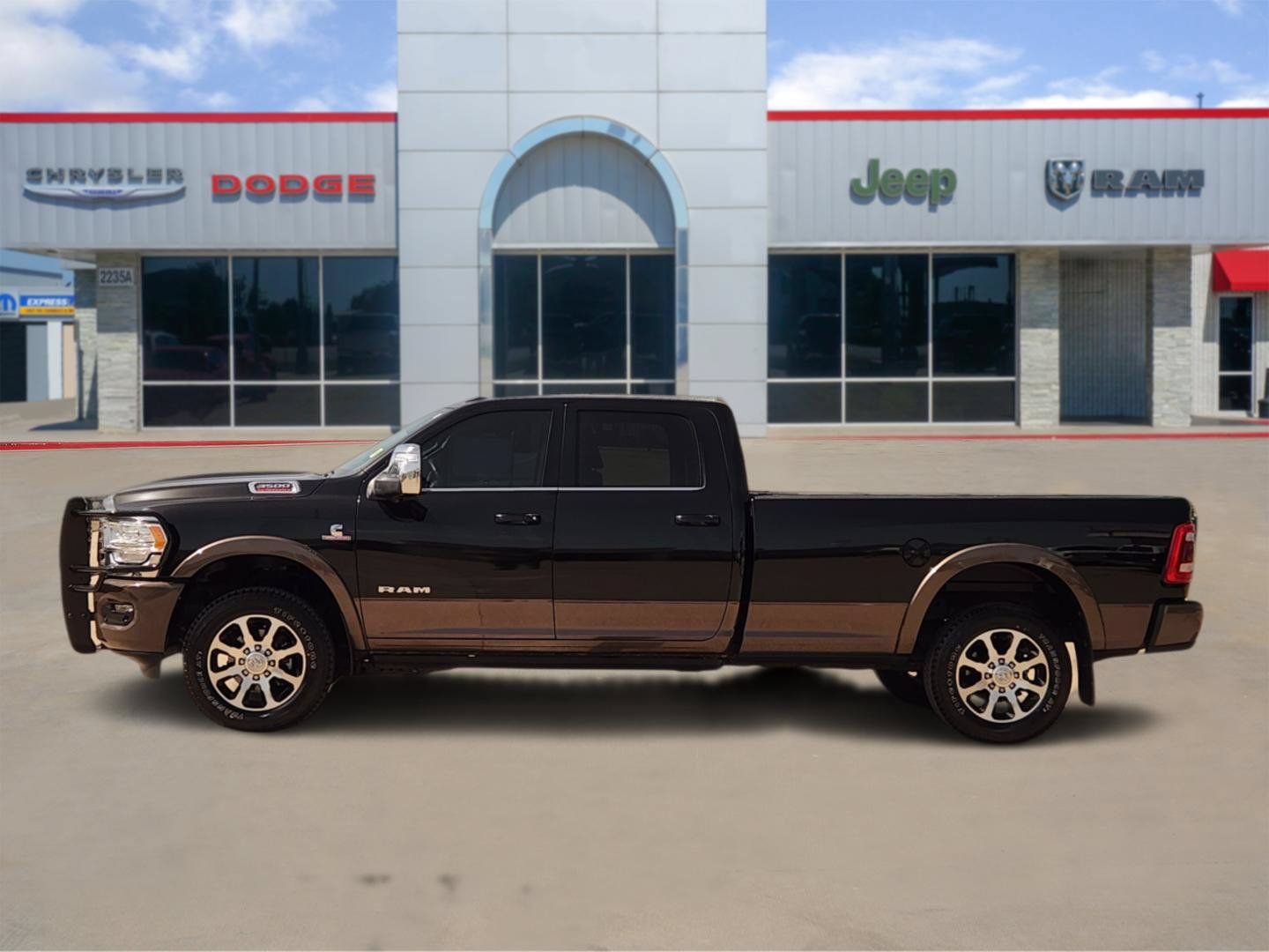 Used 2024 RAM 3500 Limited w/ Towing Technology Group AWD/4WD image 3