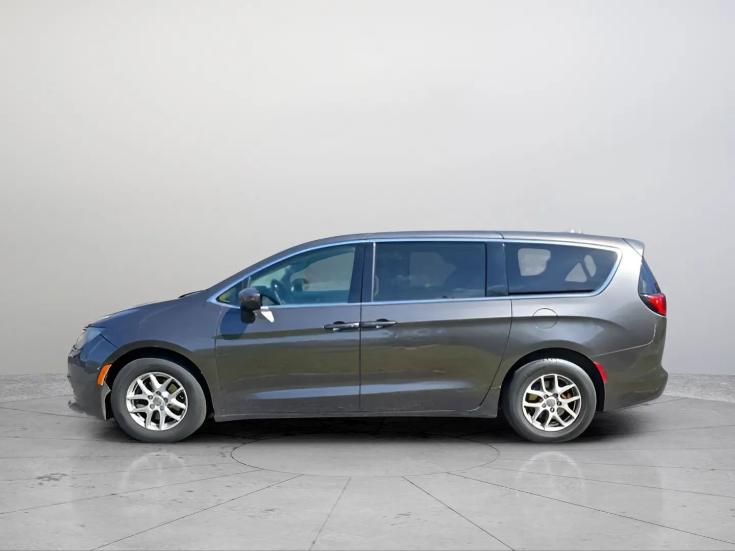 Used 2017 Chrysler Pacifica Touring image 3