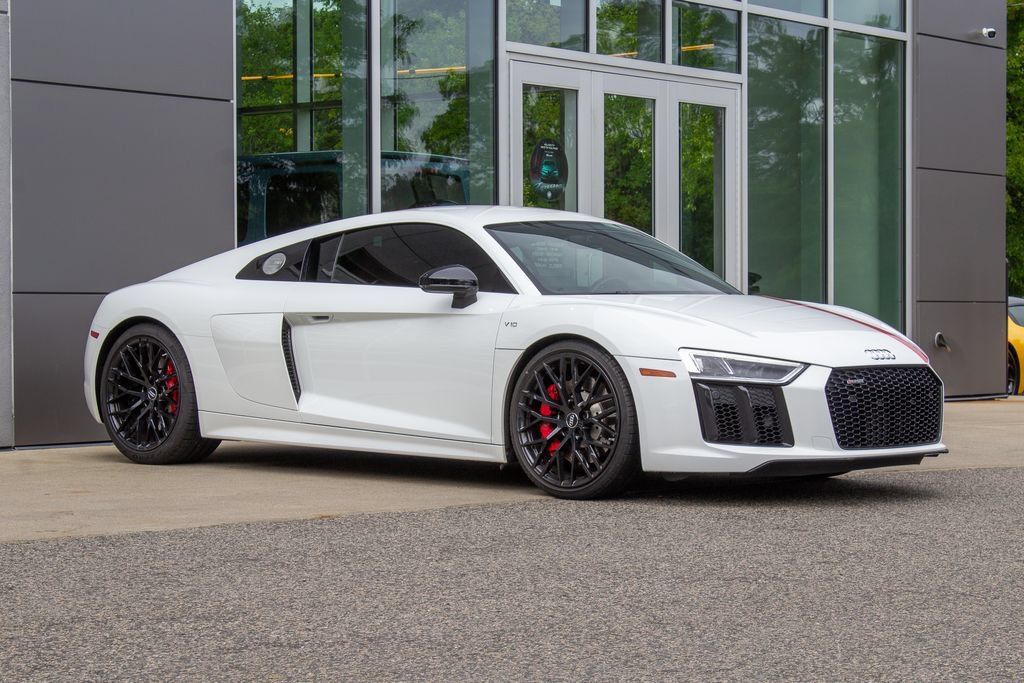 Used 2018 Audi R8 V10 w/ Premium Package RWD image 3