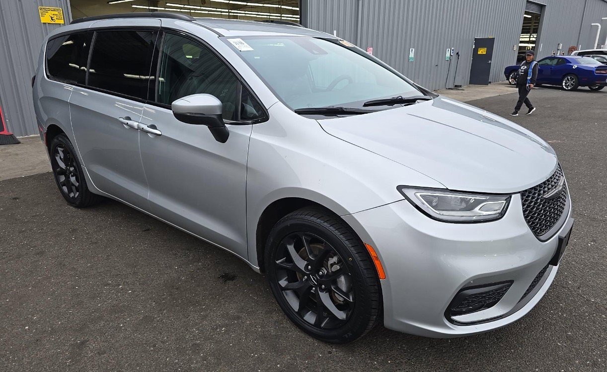 Used 2023 Chrysler Pacifica Touring-L w/ S Appearance Package AWD/4WD image 2