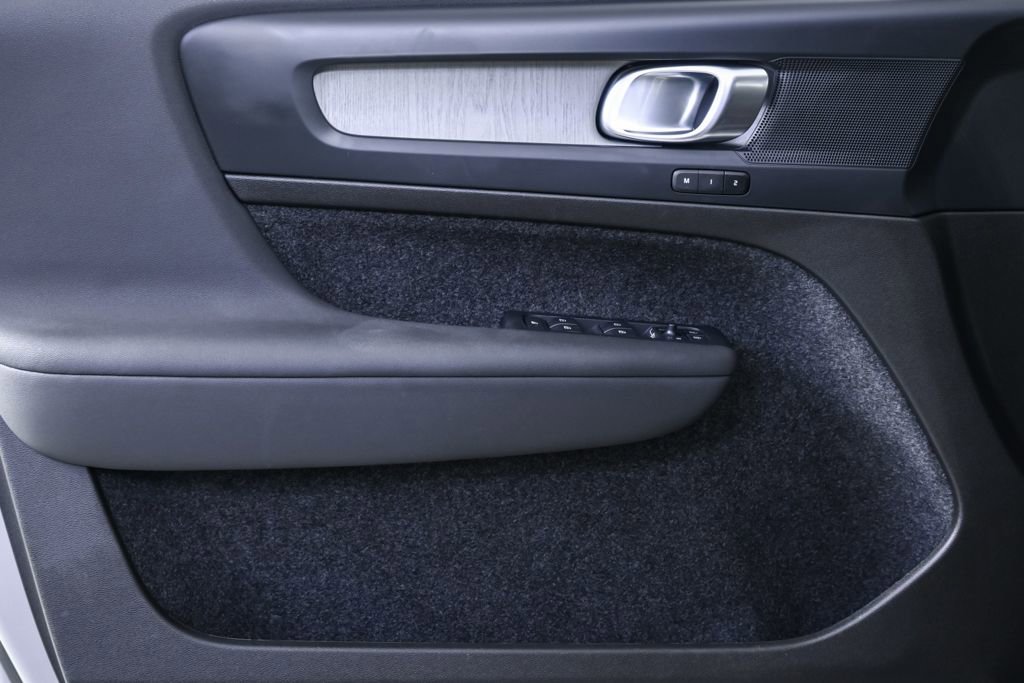 Certified 2025 Volvo XC40 B5 Plus image 8