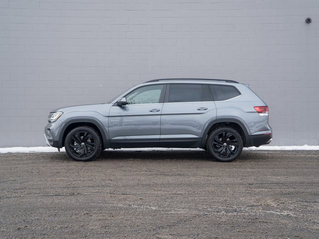 Used 2023 Volkswagen Atlas SE w/ Black Wheel Package image 2