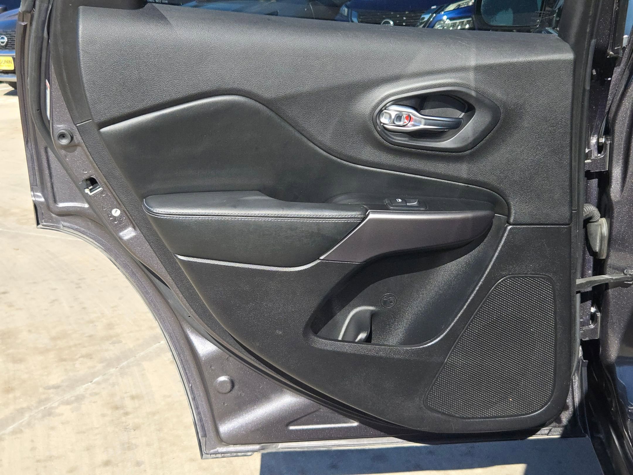 Used 2019 Jeep Cherokee Latitude Plus FWD image 14