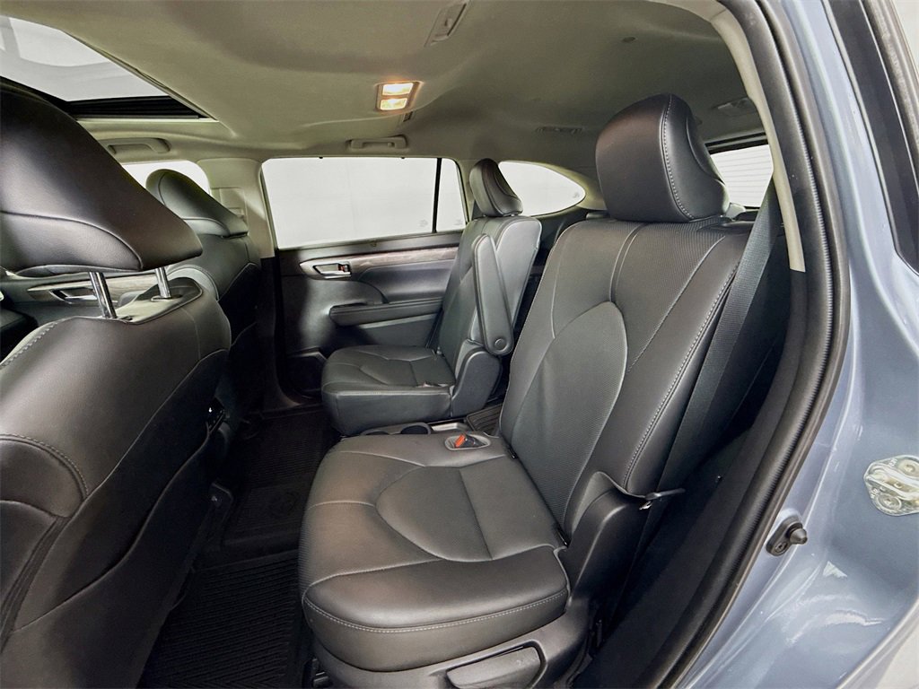 Used 2020 Toyota Highlander Limited image 11