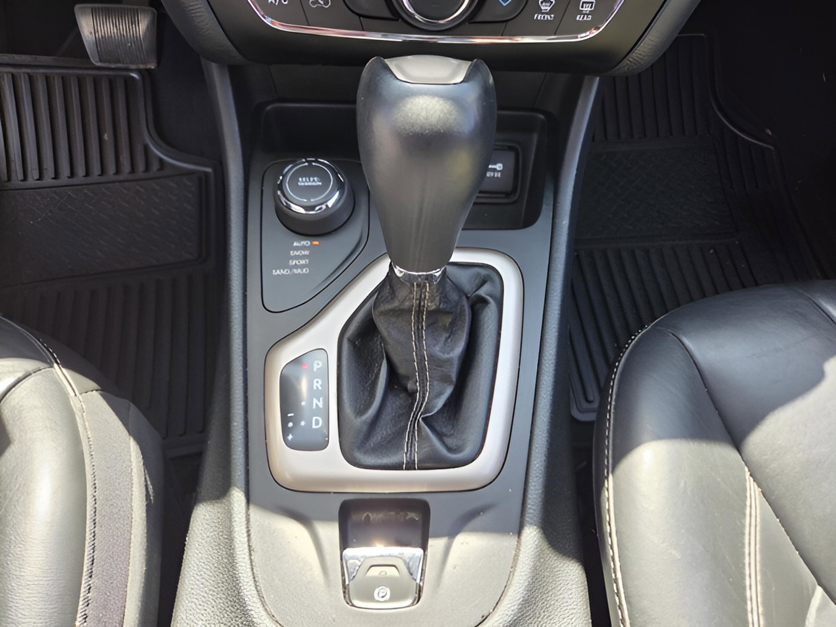 Used 2015 Jeep Cherokee Limited image 21