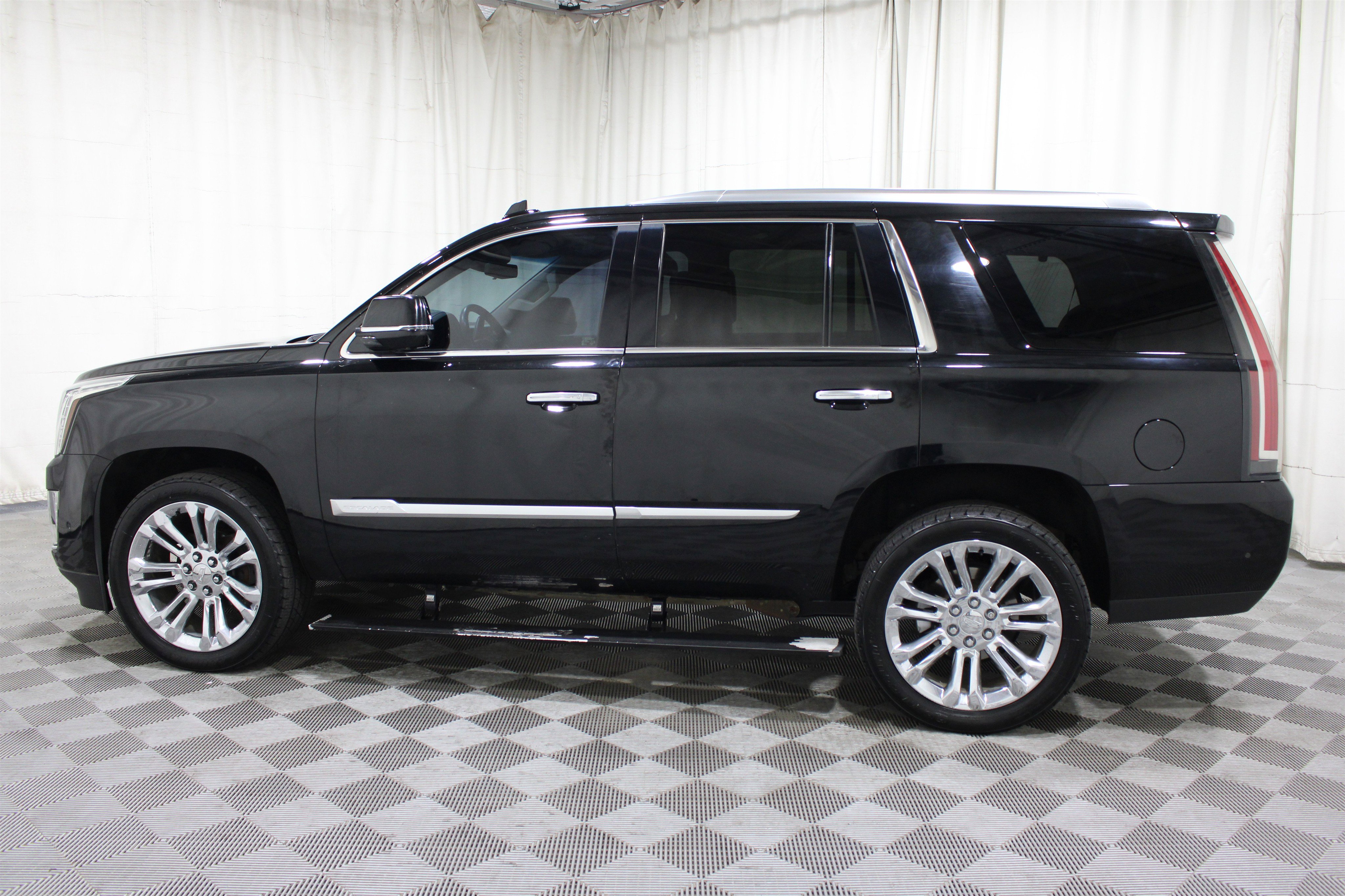 Used 2019 Cadillac Escalade Premium Luxury w/ LPO, Radiant Package AWD/4WD image 33