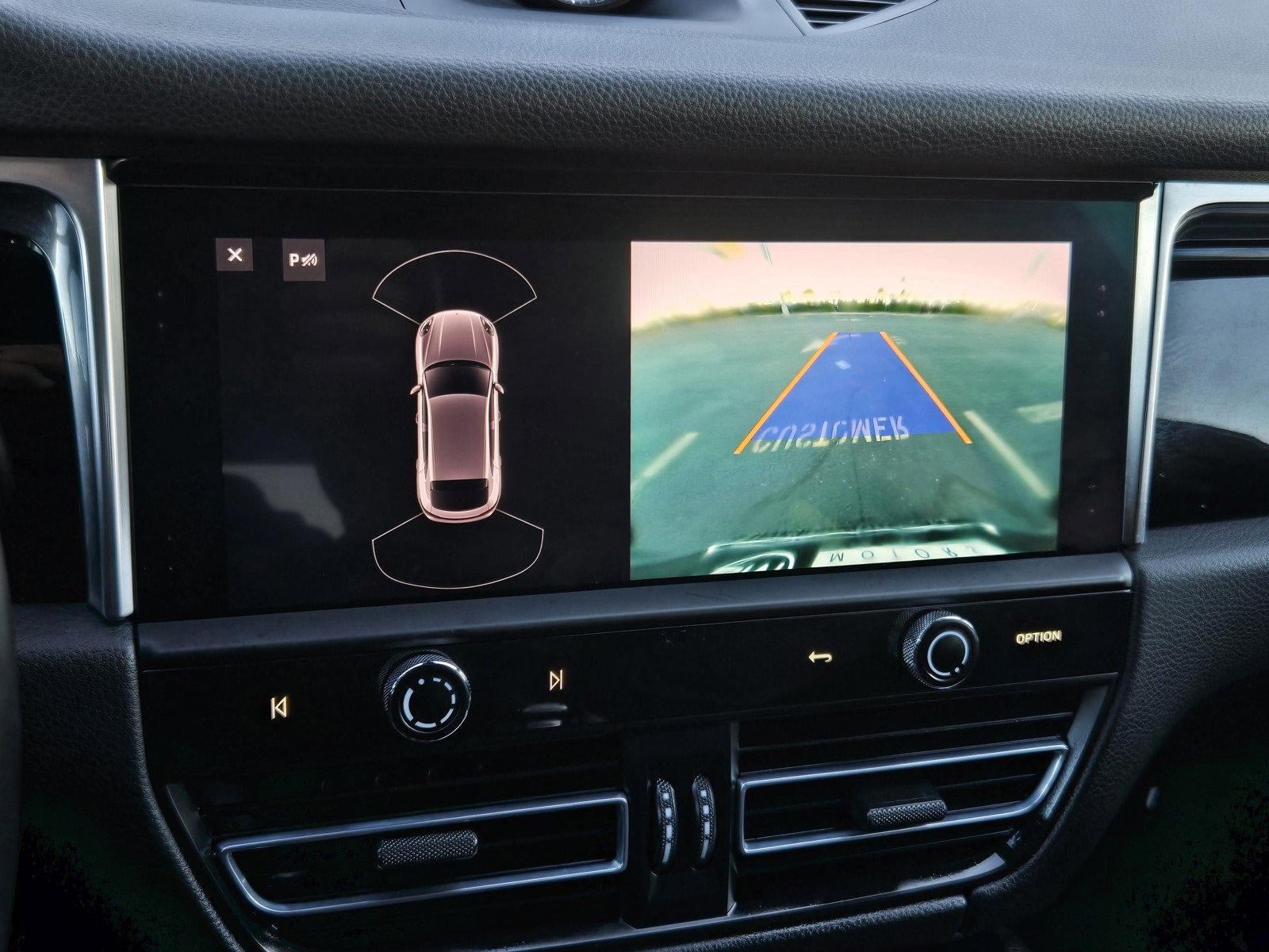 Used 2024 Porsche Macan image 15