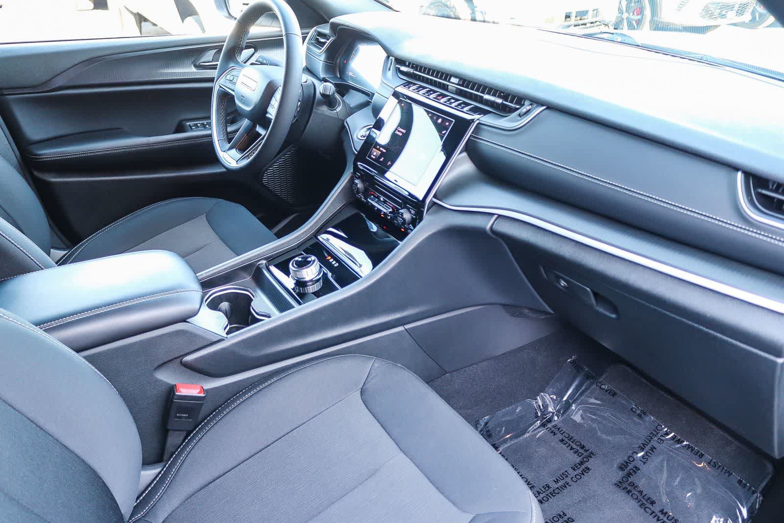 Used 2025 Jeep Grand Cherokee Laredo X RWD image 16