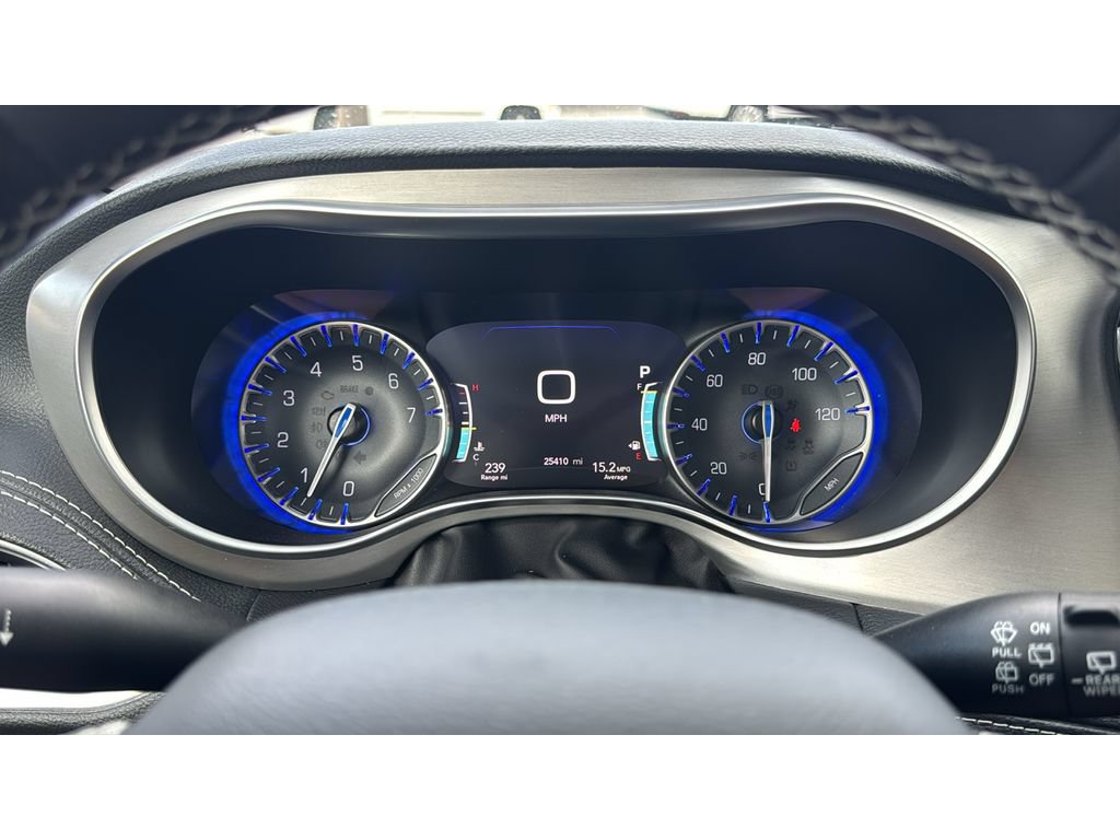 Used 2023 Chrysler Pacifica Limited w/ Uconnect Theater Family Group FWD image 25