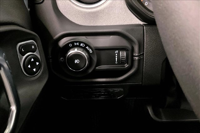 Used 2026 Jeep Wrangler Unlimited Sahara AWD/4WD image 38