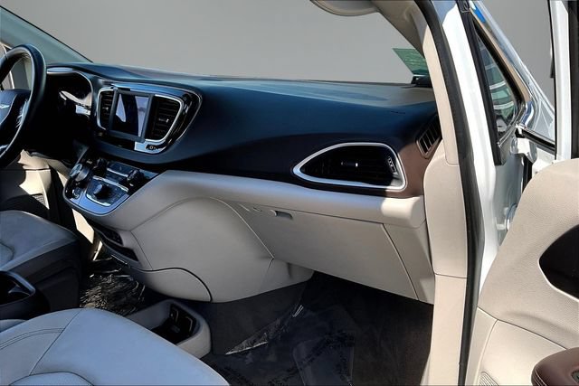 Used 2018 Chrysler Pacifica Touring-L FWD image 24