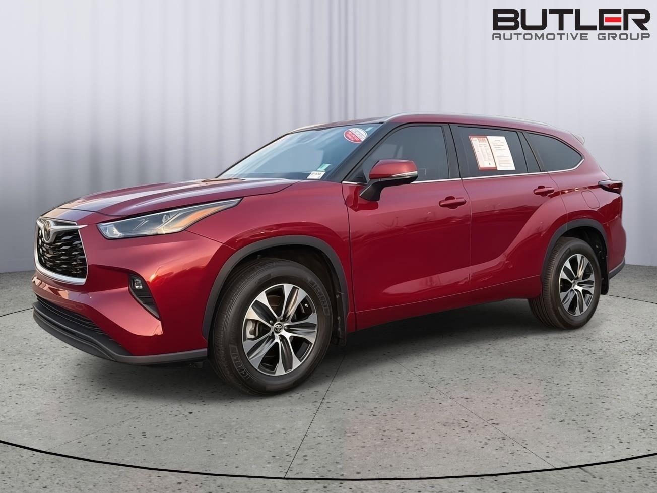 Certified 2024 Toyota Highlander XLE AWD/4WD image 1