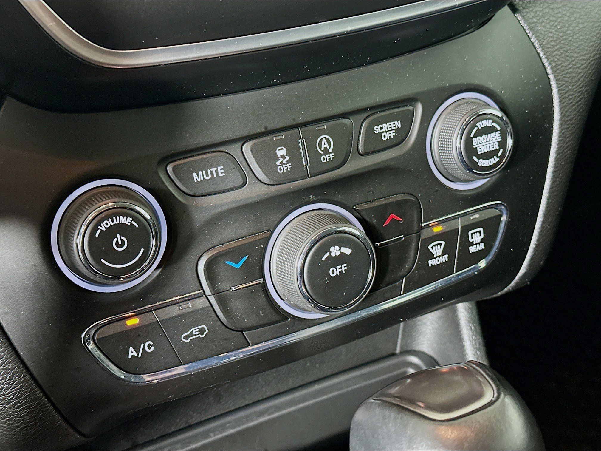 Used 2019 Jeep Cherokee Latitude Plus w/ Cold Weather Group AWD/4WD image 23