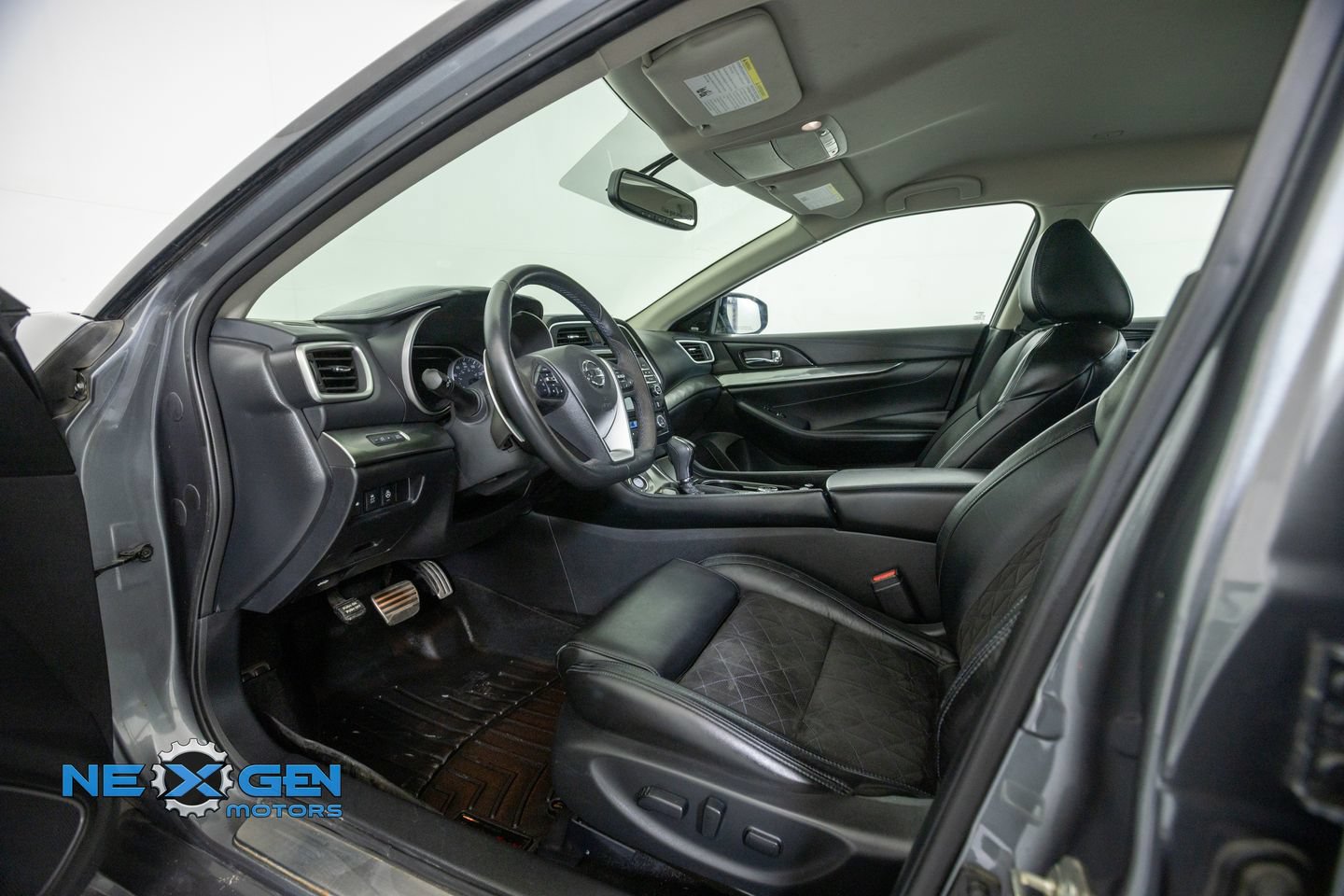 Used 2018 Nissan Maxima SR w/ Midnight Edition FWD image 11