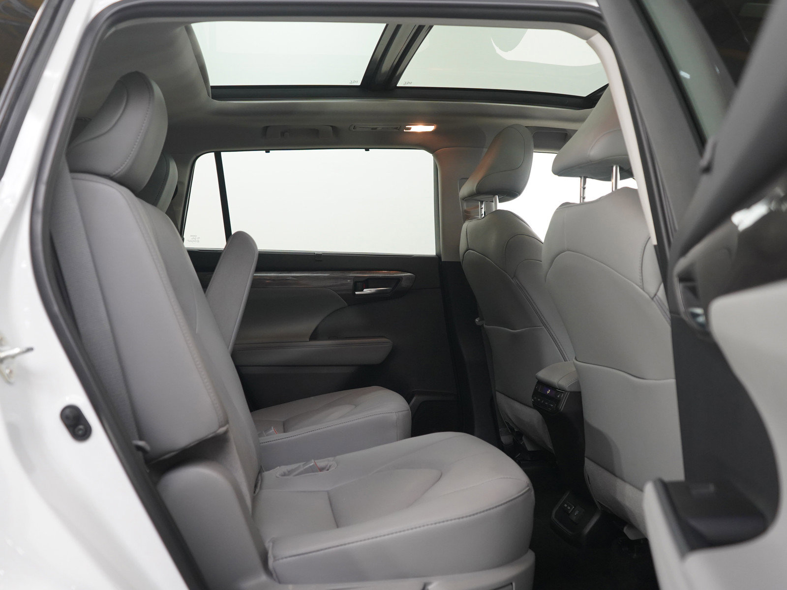 Used 2024 Toyota Highlander Platinum AWD/4WD image 12