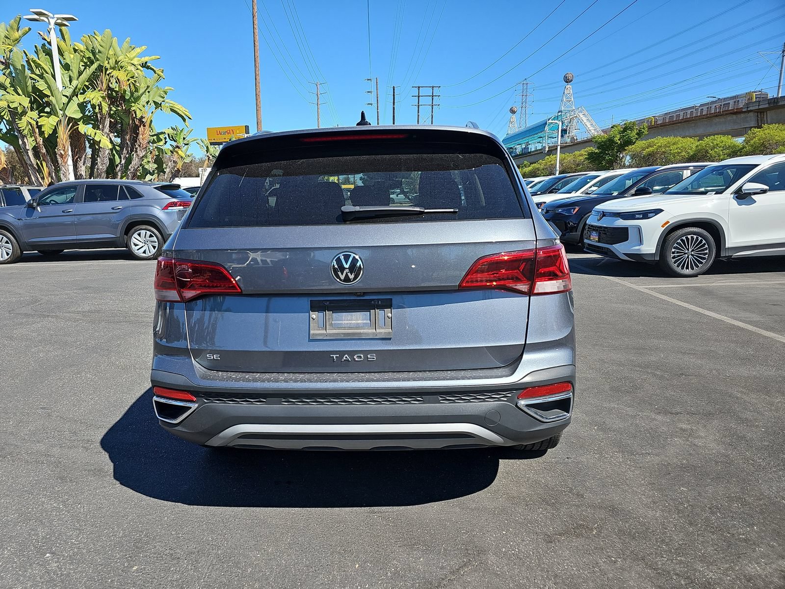 Used 2023 Volkswagen Taos SE w/ Panoramic Sunroof Package FWD image 11