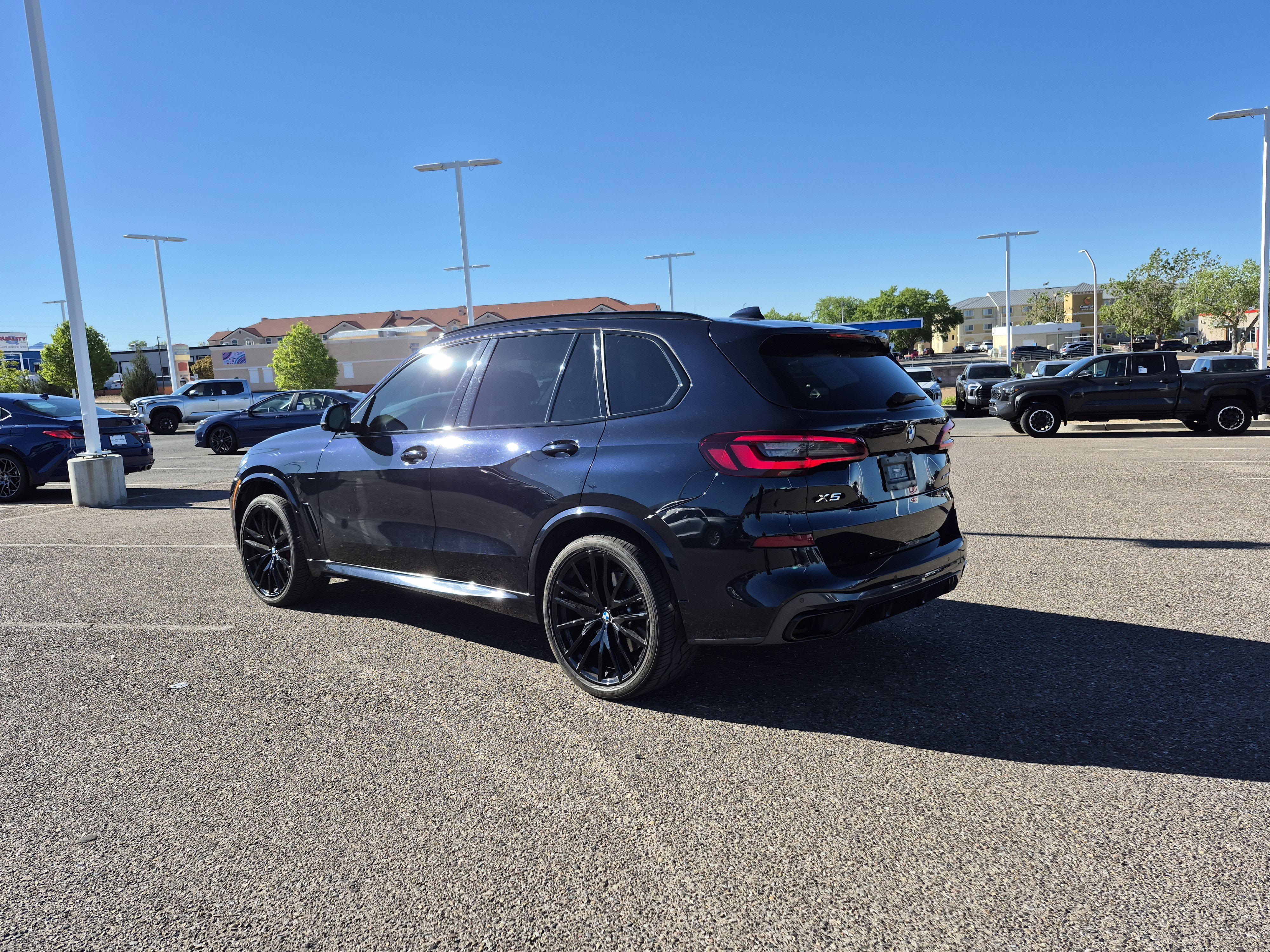 Used 2021 BMW X5 xDrive40i w/ M Sport Package image 3