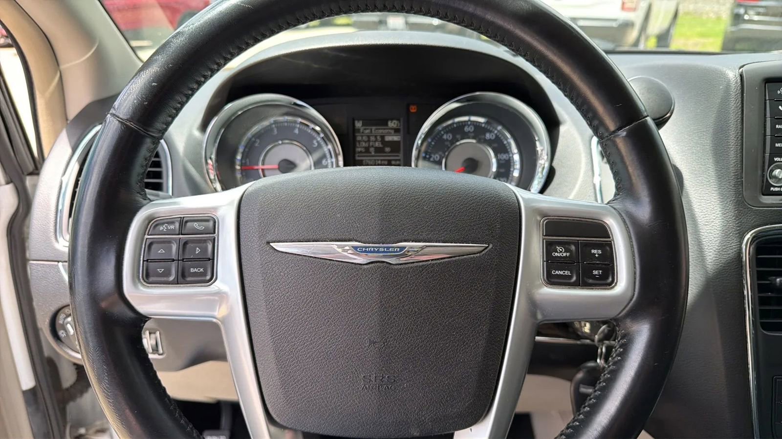 Used 2014 Chrysler Town & Country Touring FWD image 10