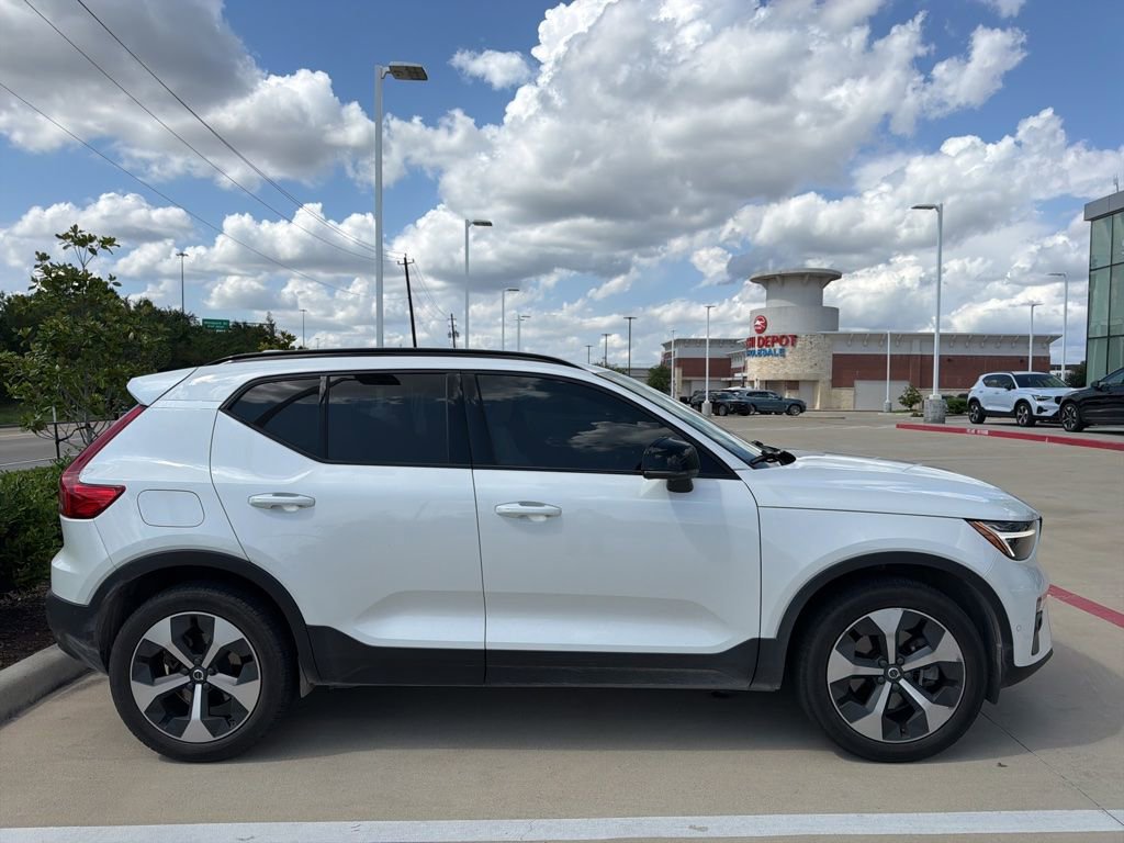 Used 2025 Volvo XC40 B5 Plus w/ Protection Package Premier AWD/4WD image 4