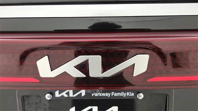 Used 2022 Kia Carnival LX image 12