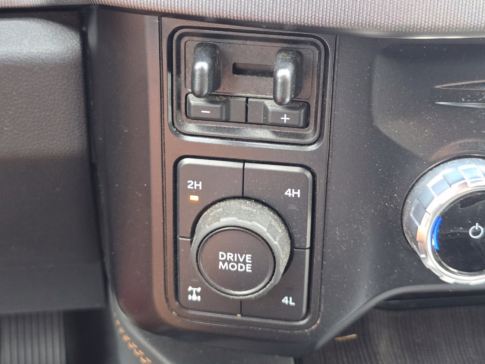 Used 2024 Ford F350 Platinum w/ FX4 Off-Road Package AWD/4WD image 10