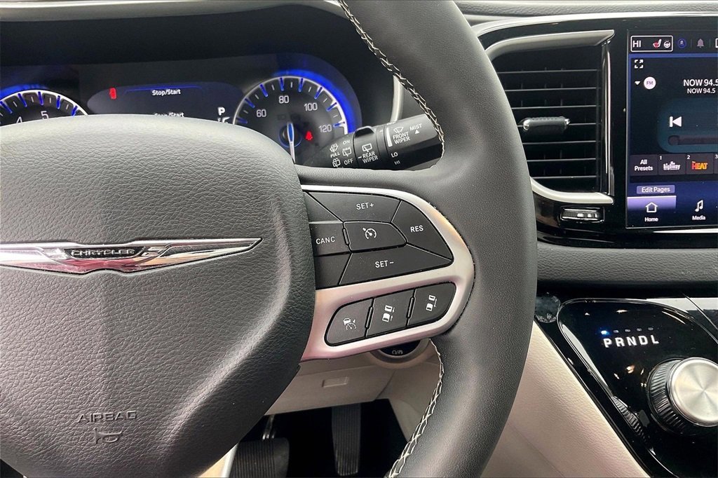 Used 2024 Chrysler Pacifica Touring-L image 18