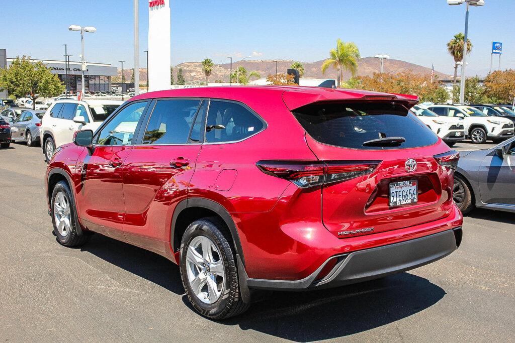 Certified 2025 Toyota Highlander LE FWD image 24