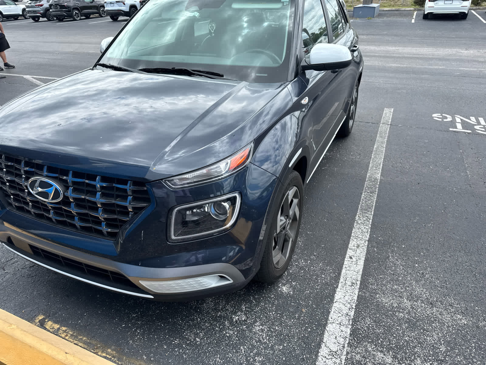 Used 2024 Hyundai Venue Limited FWD image 2