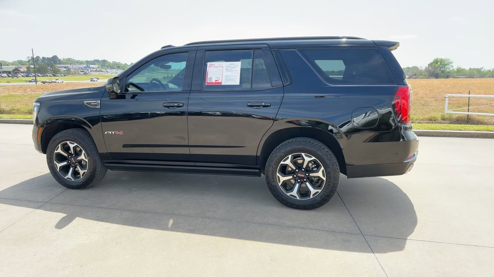 Used 2025 GMC Yukon AT4 w/ AT4 Premium Package AWD/4WD image 6