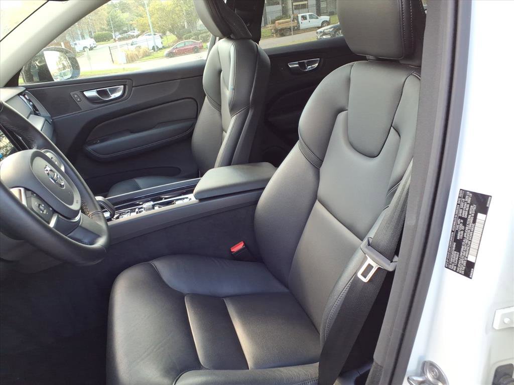 Certified 2025 Volvo XC60 B5 Core image 18