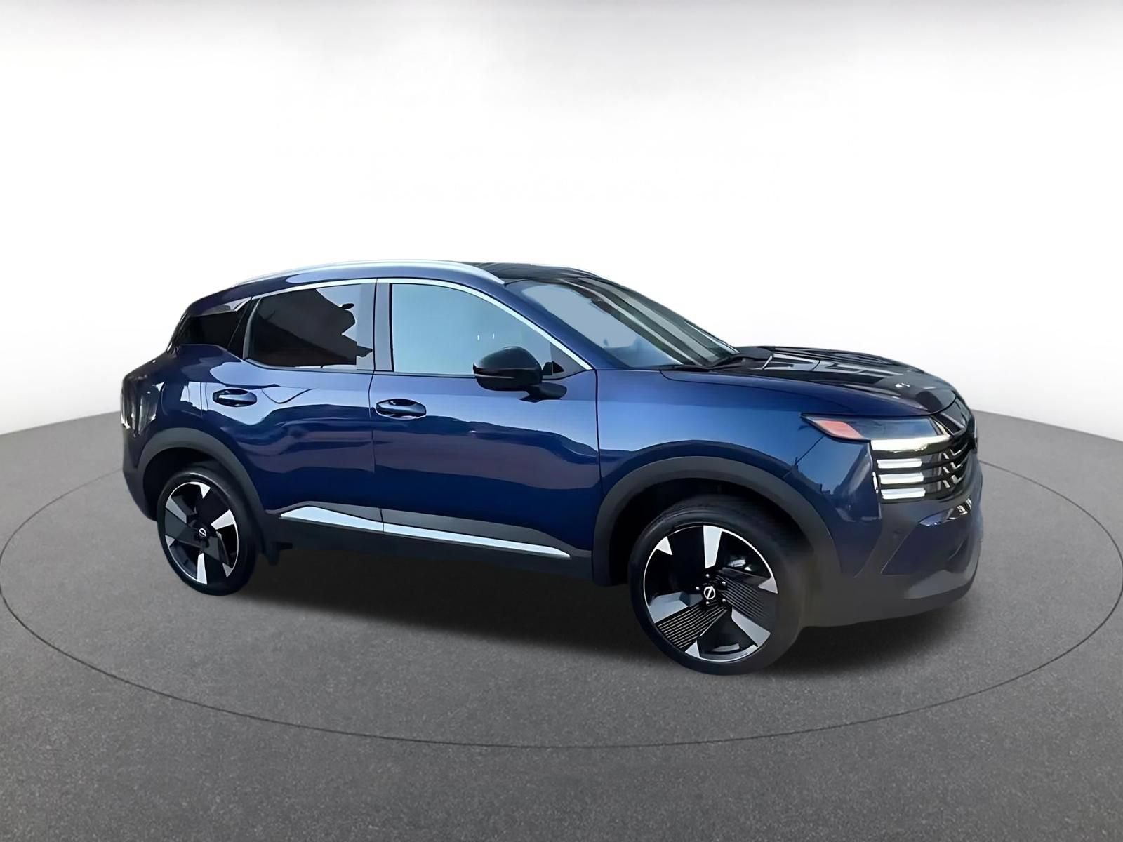 Used 2026 Nissan Kicks SR FWD image 2