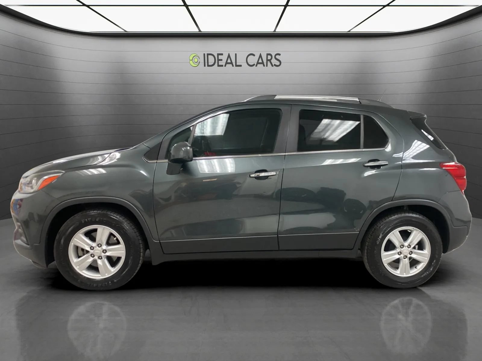 Used 2019 Chevrolet Trax LT w/ Driver Confidence Package FWD image 3
