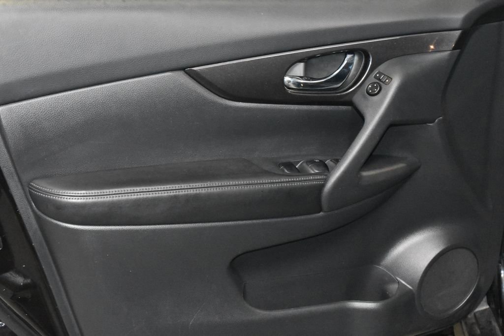 Used 2019 Nissan Rogue S w/ Special Edition Package FWD image 4