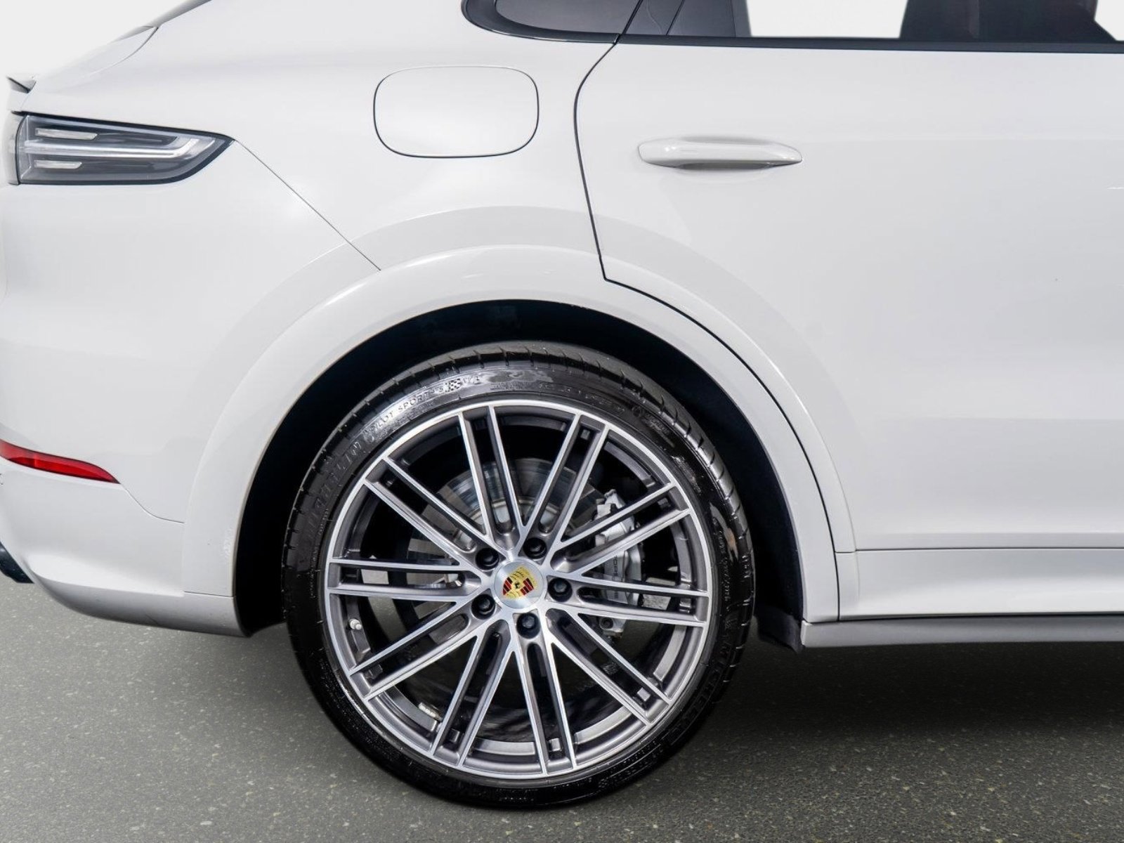 Used 2022 Porsche Cayenne Turbo image 8
