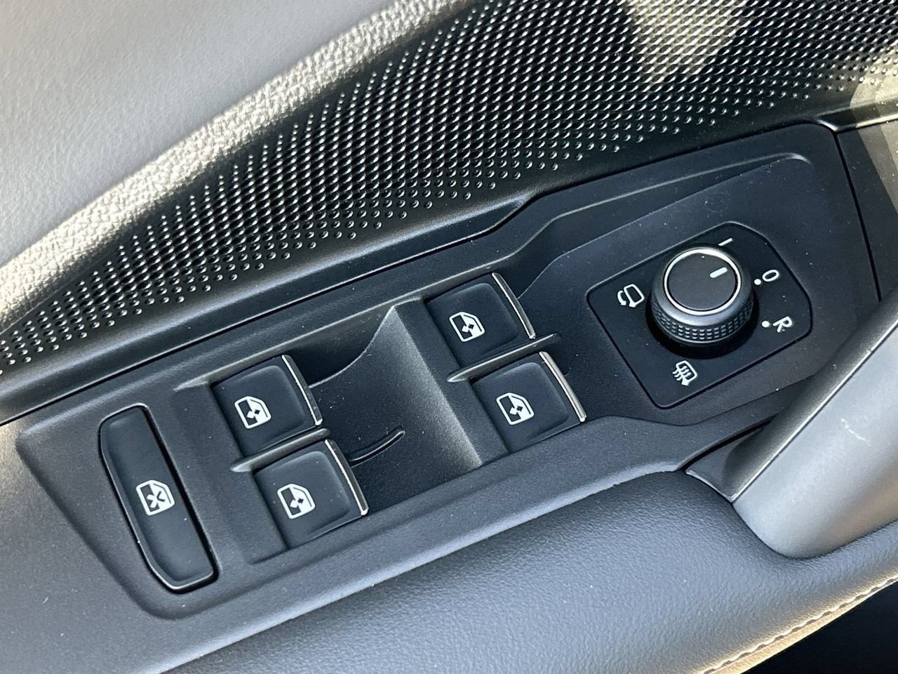 New 2026 Volkswagen Tiguan SEL R-Line AWD/4WD image 17