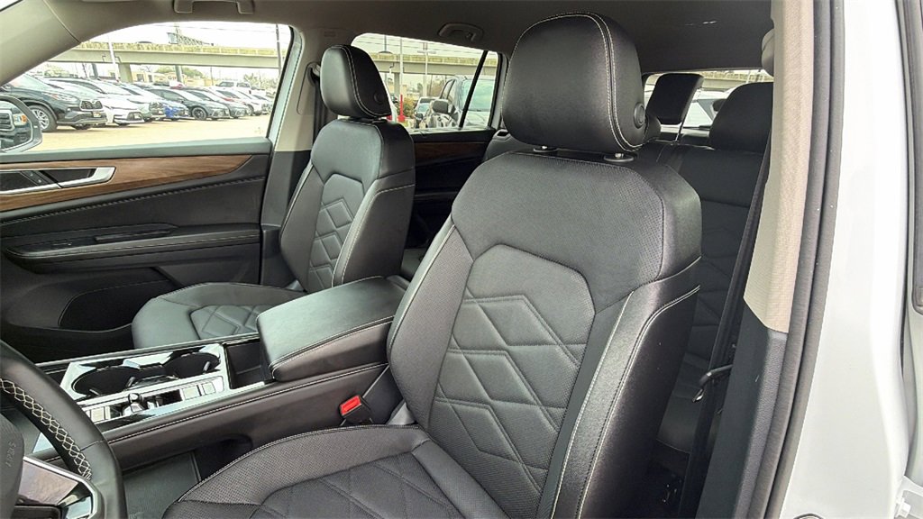 Used 2025 Volkswagen Atlas SE image 14