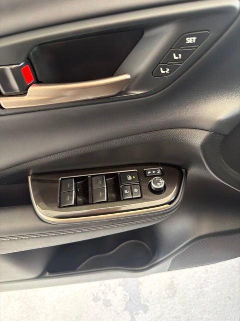 Used 2025 Toyota Crown AWD/4WD image 18
