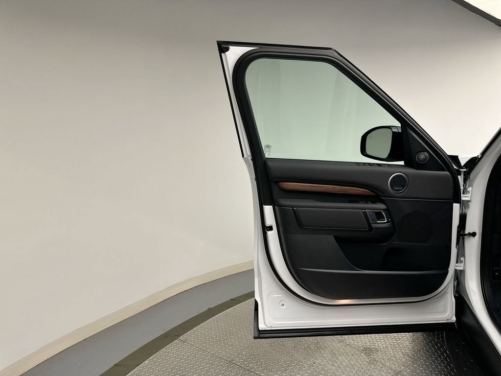 Used 2025 Land Rover Discovery S AWD/4WD image 6