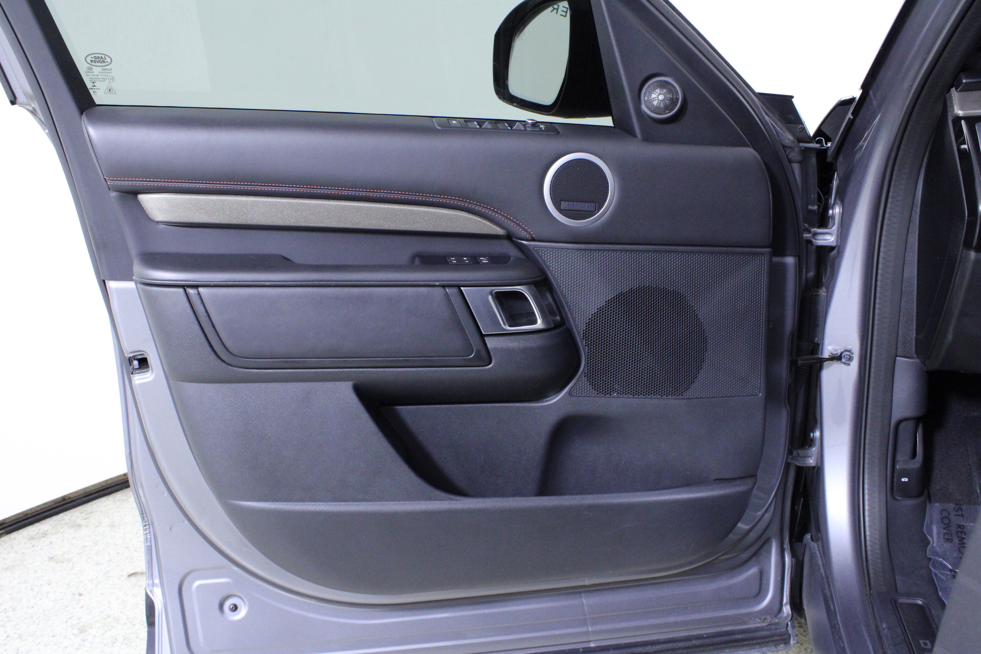 Used 2020 Land Rover Discovery HSE image 21