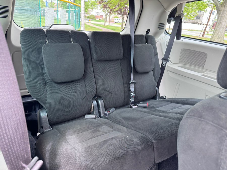 Used 2015 Dodge Grand Caravan American Value Package w/ UConnect Hands-Free Group FWD image 11