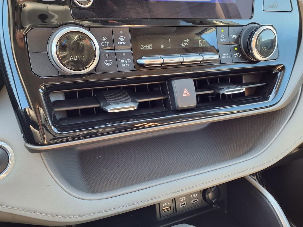 Used 2023 Toyota Highlander L image 9