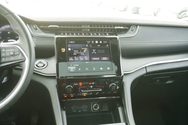 Used 2023 Jeep Grand Cherokee Altitude image 12